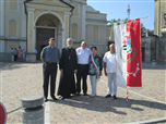 Il Sindaco ed il Parroco Don Gianfranco Brusa accolgono S.E. l'Archivescovo di Vercelli gentilmente venuto a celebrare la S.Messa in onore del Santo Patrono